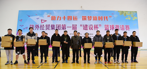11中共富平縣委常委、政法委書記杜銀虎為第二名獲獎(jiǎng)隊(duì)頒獎(jiǎng)_副本.jpg
