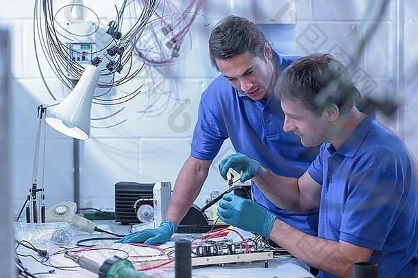 两名男工人在电子厂电子产品